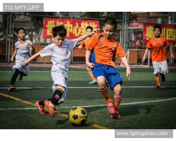 足球明星与孩子的温馨日常生活点滴记录